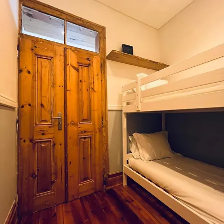 דירה Sunlit Historic Center Retreat ליסבון